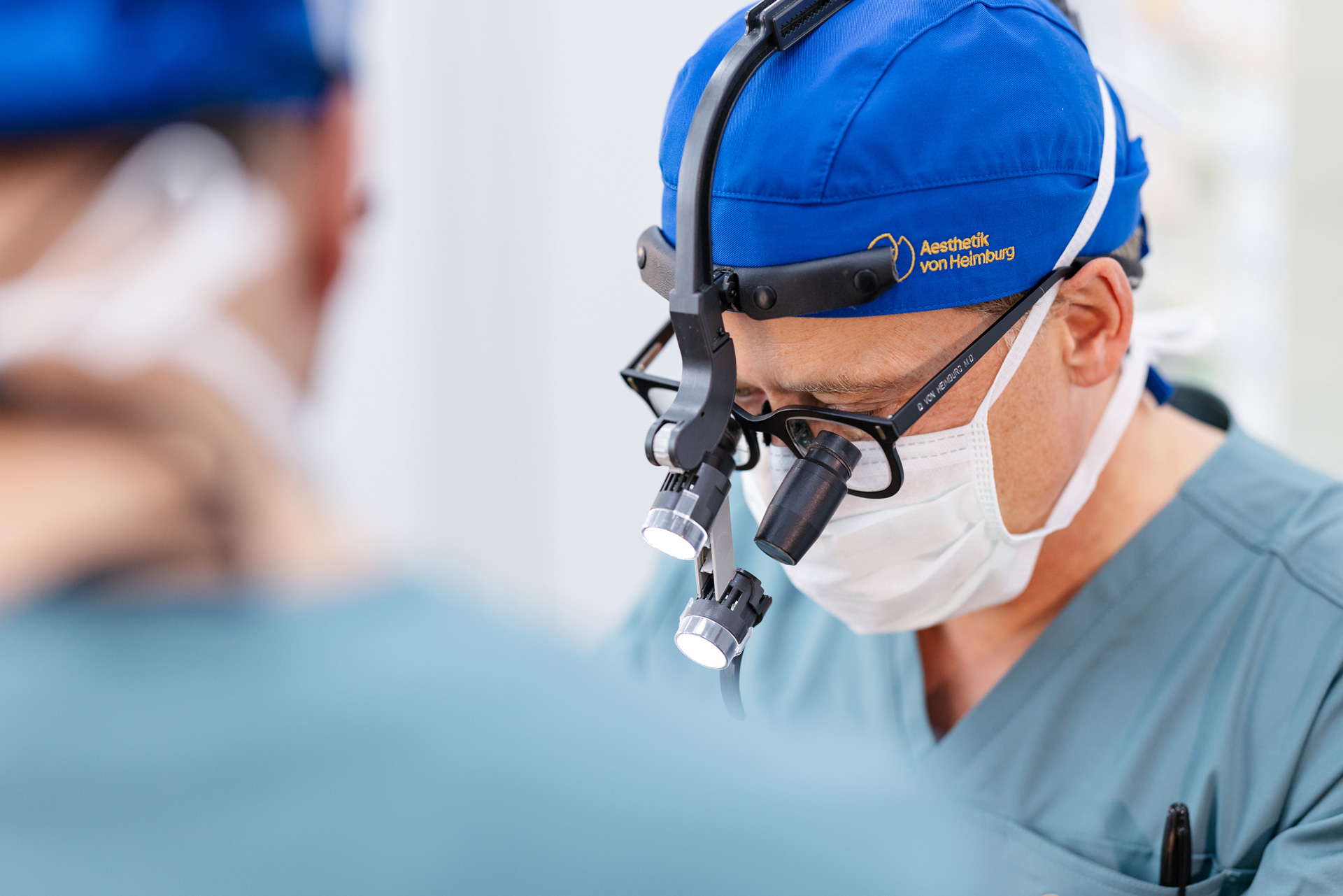 Prof. Dr. Dennis von Heimburg während einer Operation – plastische und ästhetische Chirurgie in Frankfurt