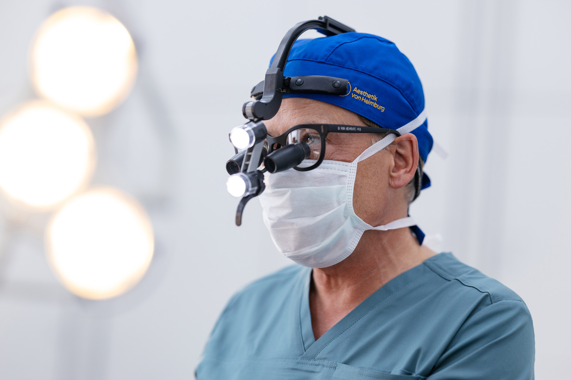 Prof. Dr. Dennis von Heimburg mit OP-Brille und Maske – plastische Chirurgie, Wissenschaft und Lehre in Frankfurt