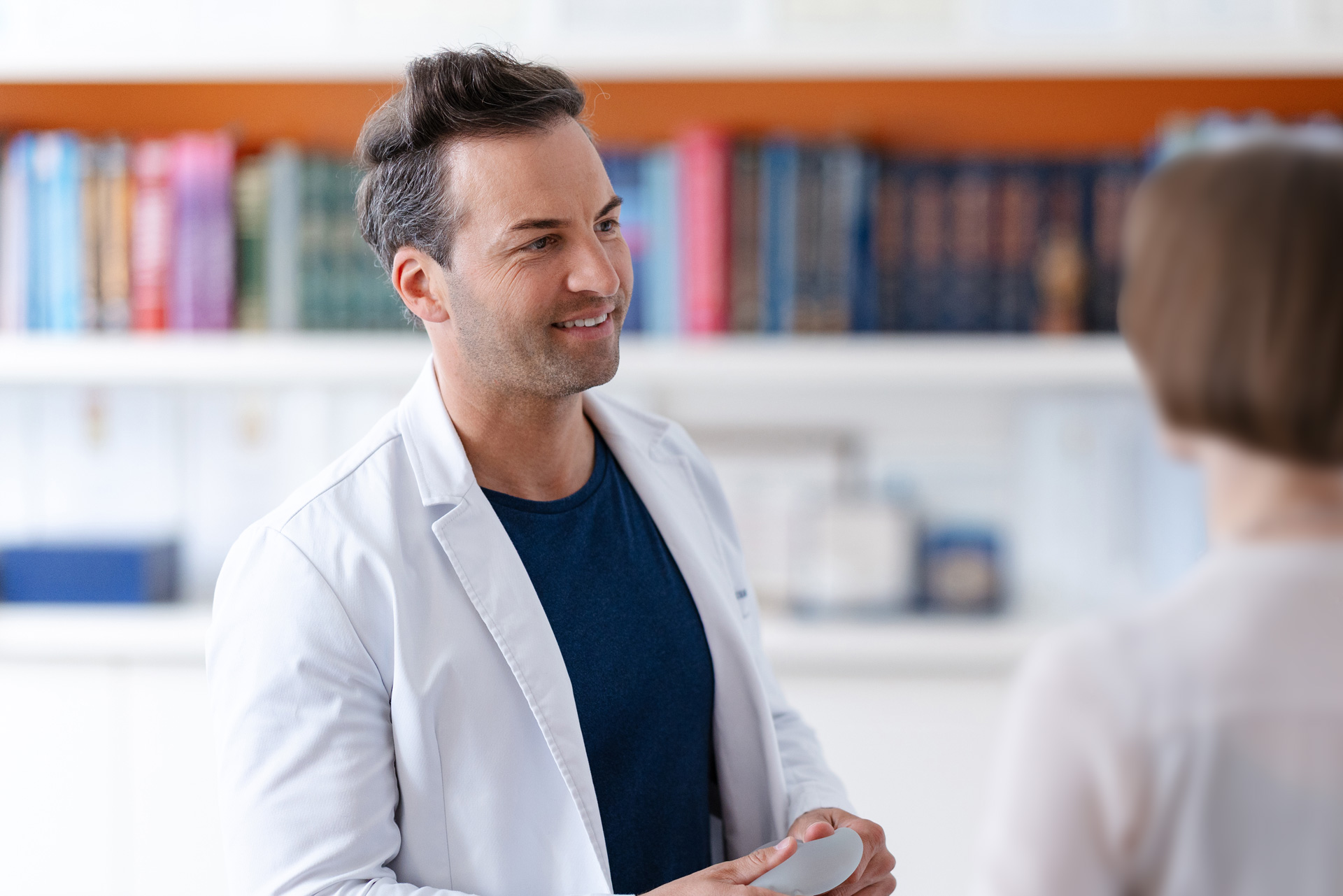 Dr. med. Markus Raab im Gespräch mit einer Patientin – persönliche Beratung in plastischer und ästhetischer Chirurgie Frankfurt