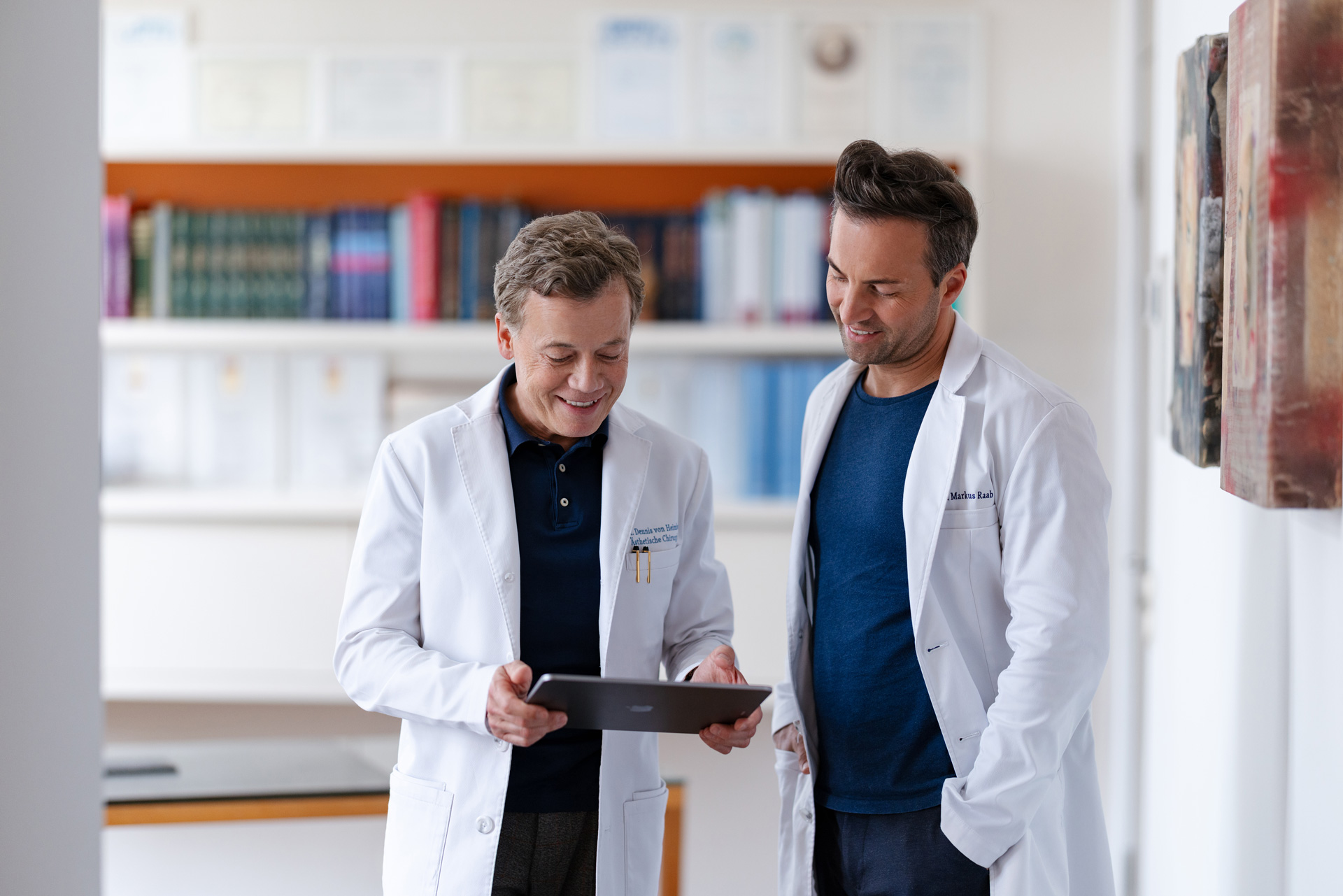 Prof. Dr. Dennis von Heimburg und Dr. Markus Raab im Gespräch – plastische und ästhetische Chirurgie Beratung Frankfurt